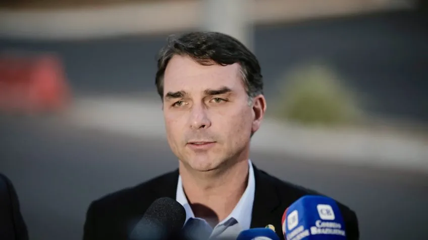 Flávio Bolsonaro afirma que Michelle disputará vaga no Senado