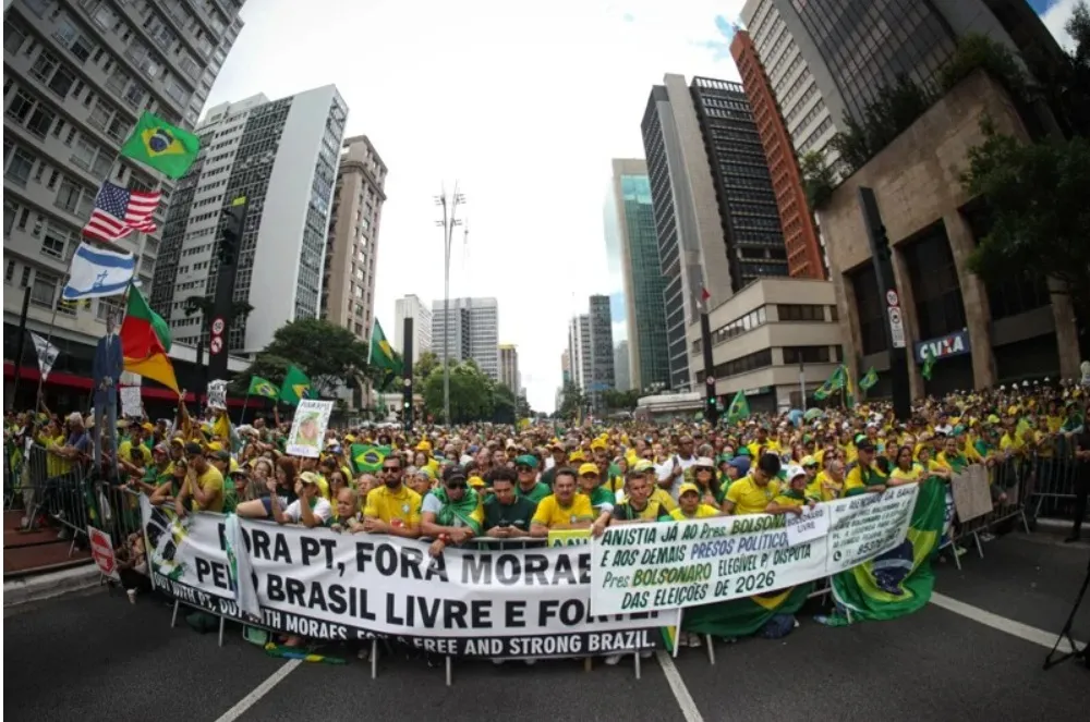 Ato político reúne Flávio Bolsonaro, Nikolas Ferreira, Caiado e Zema na avenida Paulista