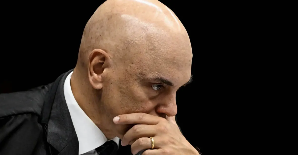 Advogados protocolam pedido de prisão e afastamento de Alexandre de Moraes no STF