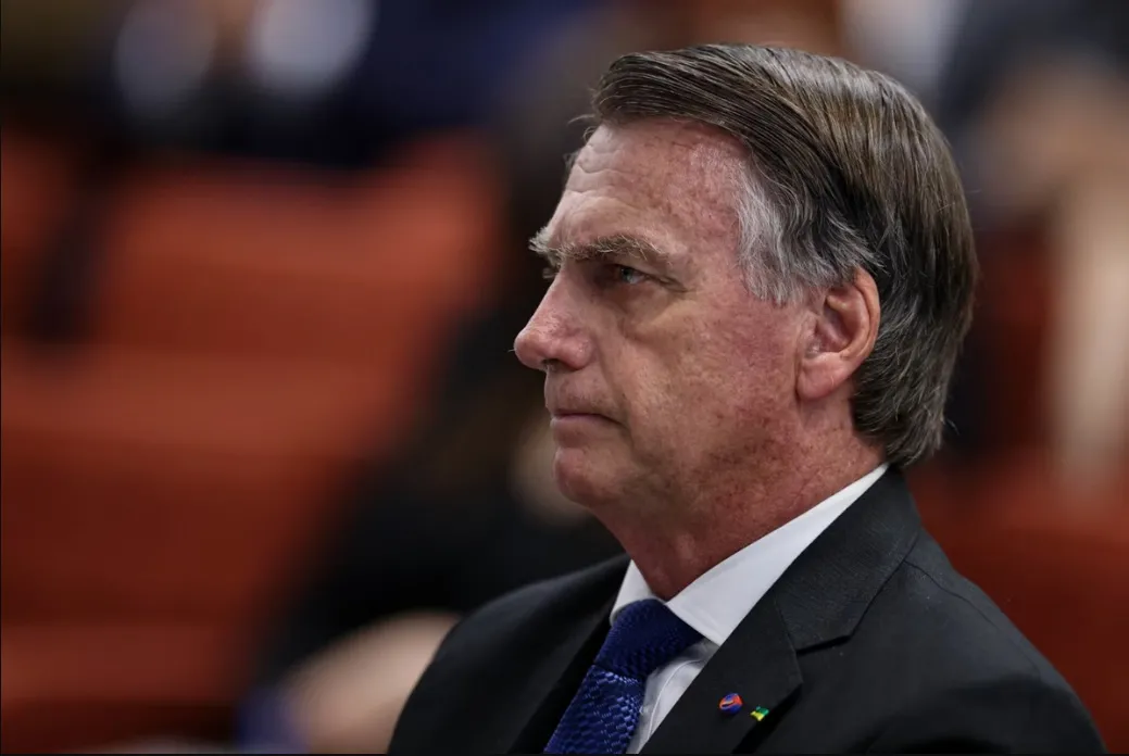 Bolsonaro recebe alta da UTI após melhora no quadro clínico e segue em recuperação em quarto hospitalar