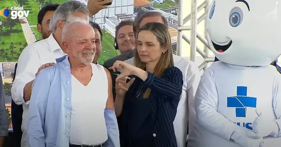 Lula é o primeiro brasileiro vacinado na campanha contra a gripe
