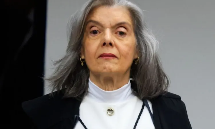 Cármen Lúcia antecipa saída da presidência do TSE e marca eleição para sucessão