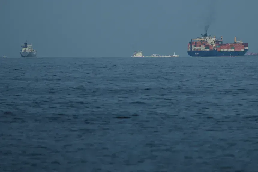 Navios voltam a cruzar Estreito de Ormuz após cessar-fogo no Oriente Médio