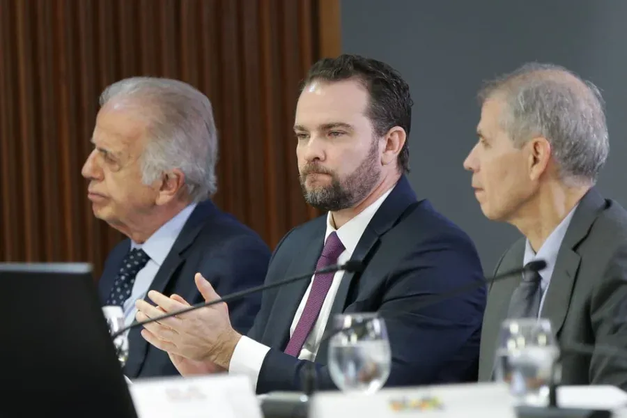 Comissão do Senado aprova convite a ministro da Fazenda para explicar caso Banco Master