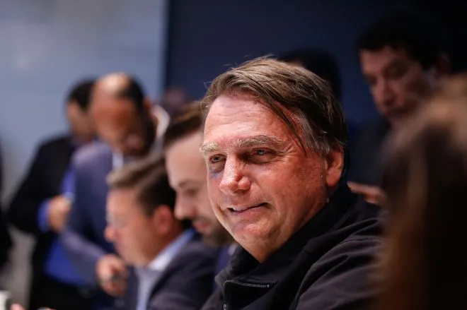 Bolsonaro tem dores persistentes no ombro e médicos indicam nova cirurgia