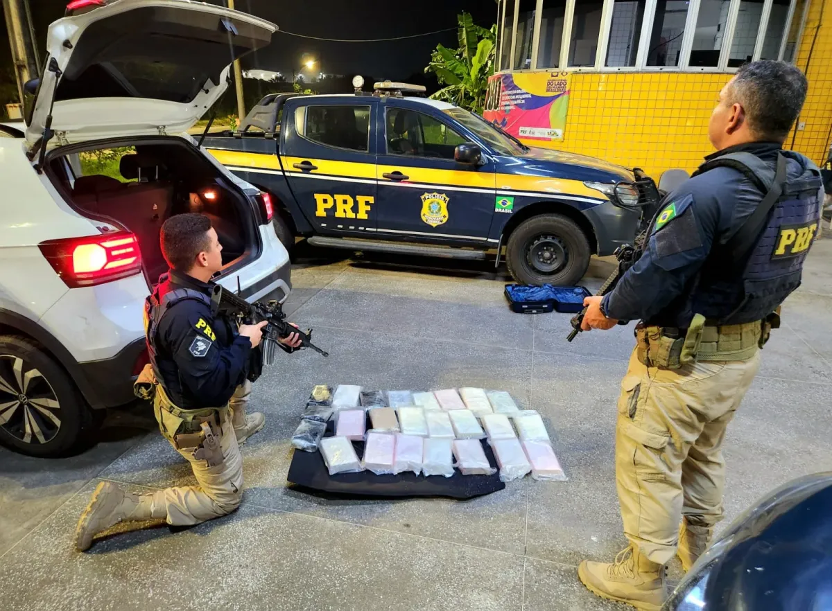 PRF apreende 25 kg de cocaína escondidos em carro na BR-116, em Itaitinga