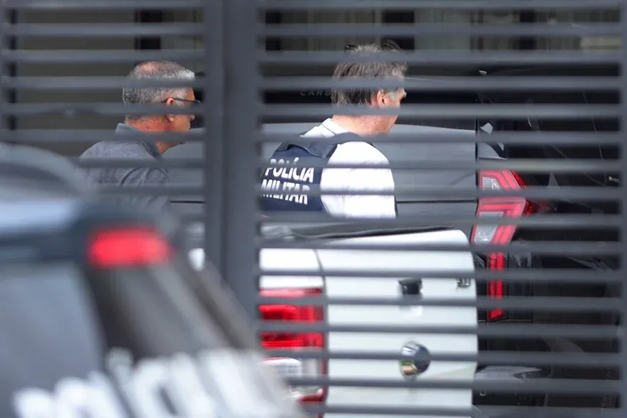 Bolsonaro pede a Moraes autorização para receber nora e netas em casa