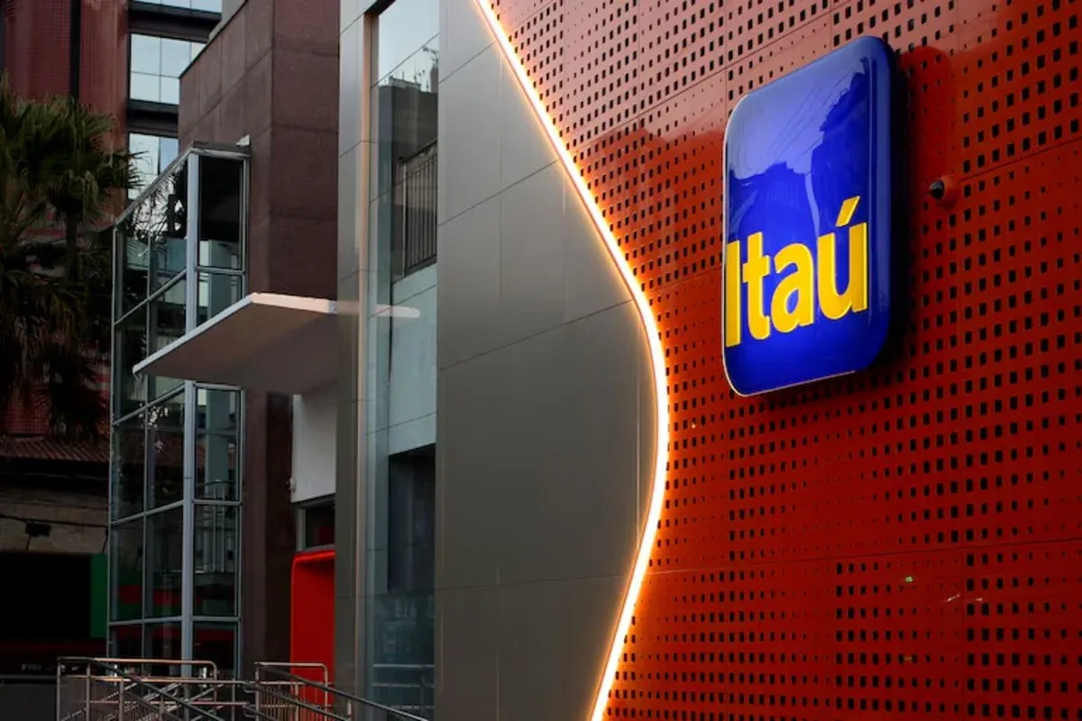 Itaú é condenado a indenizar aposentado após cobranças indevidas durante 13 anos