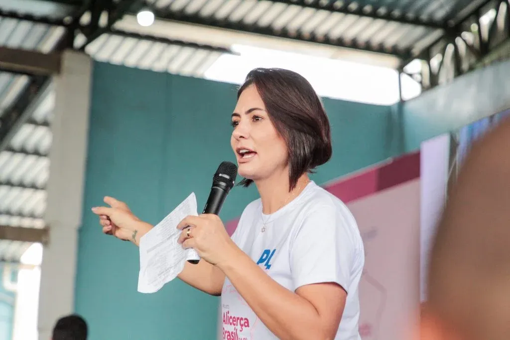 Michelle Bolsonaro volta a criticar aliança do PL com Ciro Gomes no Ceará