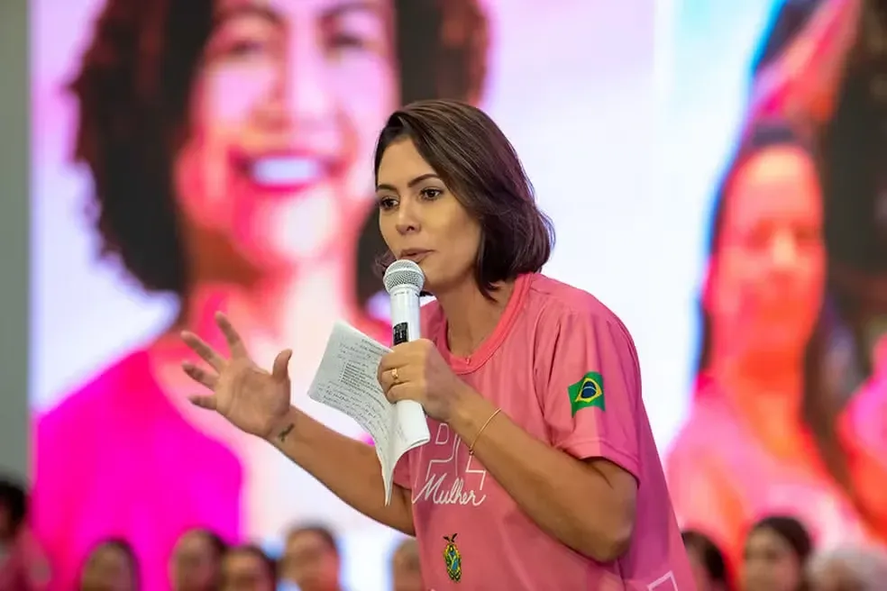 Michelle Bolsonaro aceita desculpas de Flávio e sinaliza retorno às articulações do PL
