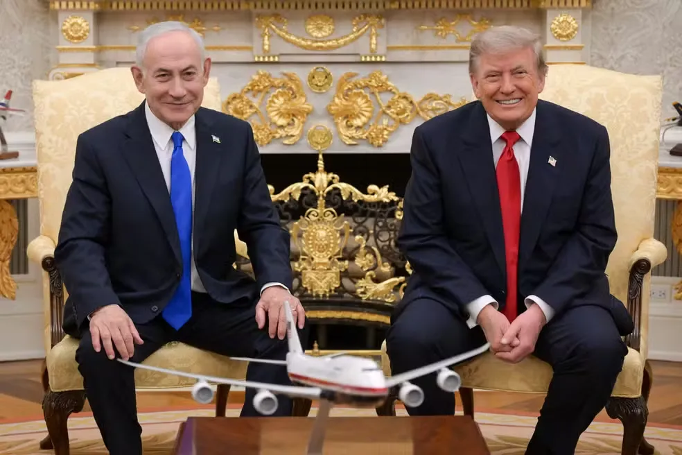 Netanyahu chega à Casa Branca para reunião com Donald Trump em meio a tensões no Oriente Médio