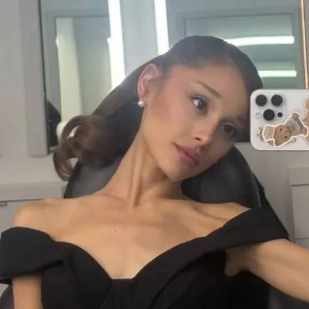 Ariana Grande celebra sucesso nas paradas e divulga teaser de novo álbum
