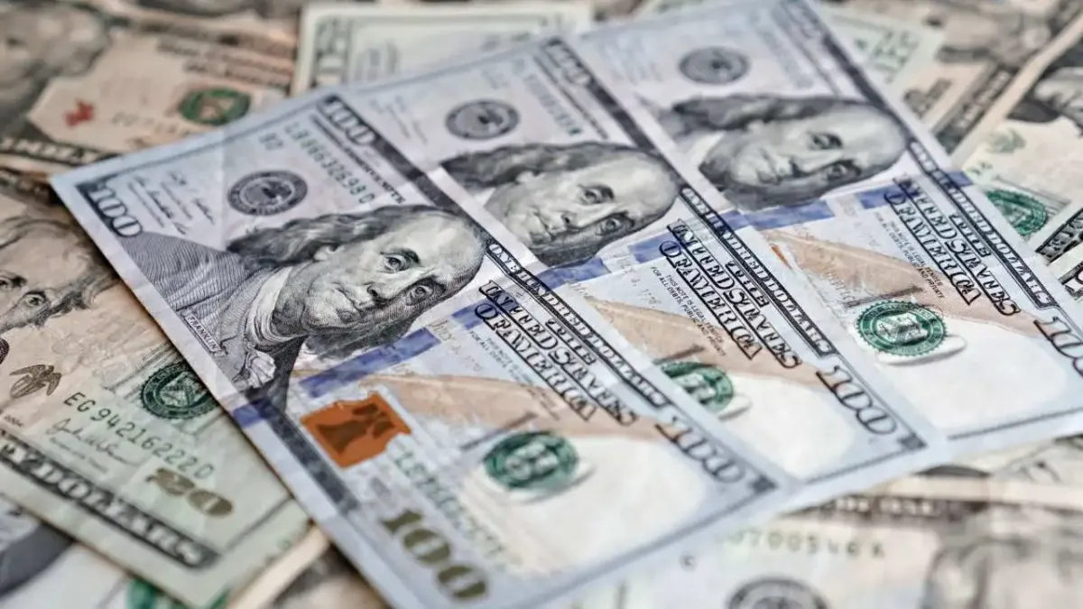 Dólar fecha em queda após manutenção dos juros nos EUA; Bolsa recua pressionada por ações do Santander