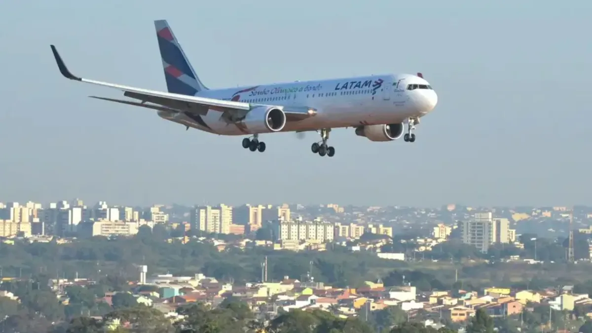 Governo quer zerar imposto sobre combustível de aviões até dezembro para evitar alta nas passagens