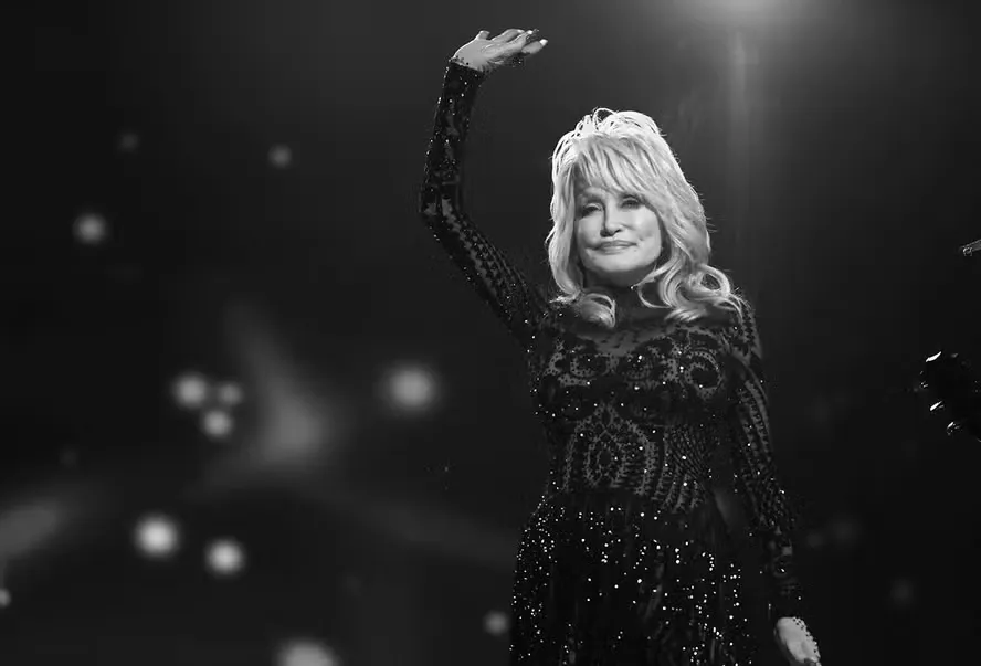 Morre Dolly Parton, ícone da música country, aos 80 anos
