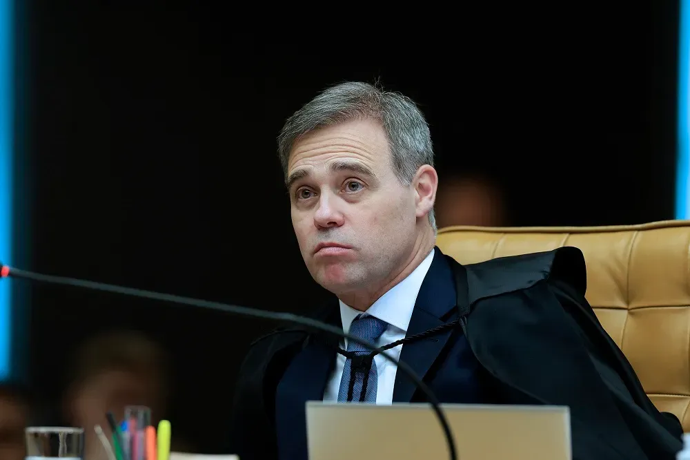 Mendonça deve rejeitar pedido da PGR para tirar caso de Lulinha do STF