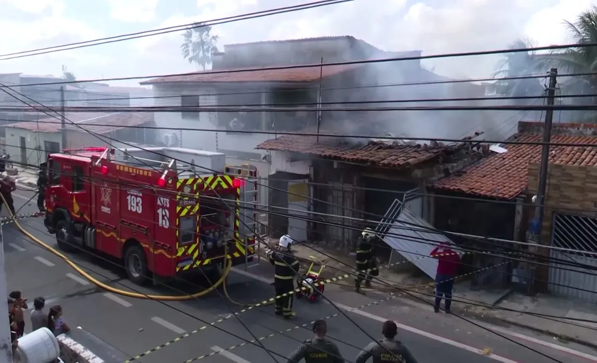 Três incêndios atingem bairros de Fortaleza em seis horas; mulher morre